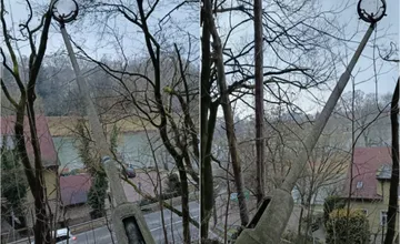 Vyvrátená lampa v Banke znepokojila obyvateľa Piešťaň, môže ohroziť chodcov aj vodičov, čaká sa na nehodu?