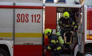 V Kamennom Mlyne zasahujú hasiči, došlo k požiaru provizórnych príbytkov ľudí bez domova