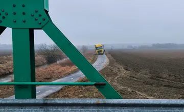 FOTO: Bulharský vodič v Senici ignoroval značky a pri cúvaní zapadol na cyklotrase, situáciu rieši polícia