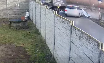 VIDEO: Medzi Kuklovom a Čármi vošlo pod vlak auto. Posádku na mieste nenašli, vodič mal tretí zákaz šoférovať