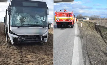 VIDEO: Vážna nehoda na diaľnici R1 za Šintavou havaroval autobus, pri nehode sa zranil vodič a cestujúci