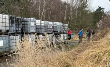 FOTO: V Hlohovci sa rieši nebezpečná skládka Vlčie hory. Mesto rázne zakročilo, barely bezpečne zlikvidujú