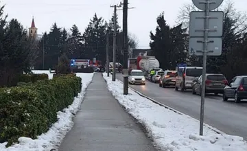 Pozor na nehodu v Boleráze, auto tu zrazilo človeka. Úsek je neprejazdný