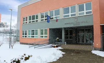 Za parkovanie pri gymnáziu na Hlinách mu prišla pokuta ešte z novembra. Prečo nejde o premlčanie a nesmie sa tu stáť?