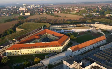 Vo väznici v Leopoldove vypukol požiar, na mieste zasahovali desiatky hasičov