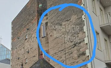 Piešťanca zaujal nápis na historickej budove v centre mesta. Diskusia odhalila, na čo kedysi objekt slúžil