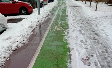 Trnavčana nahneval čistý cyklochodník vedľa zasneženého chodníka. Môže za to mesto či zákony fyziky?