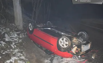 Akrobat zo Skalice nezvládol riadenie, skončil prevrátený v priekope, bol pod vplyvom a bez vodičáku