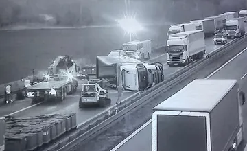 AKTUALIZÁCIA: Ranná nehoda na D2 smerom na Brno ochromila na niekoľko hodín dopravu
