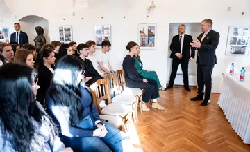 FOTO: Fico sa pri debate so študentmi v Trnave nevyhol ani politickým témam. Oznámil aj výstavbu malého zimného štadióna