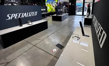 FOTO: V Trnave vykradli predajňu bicyklov, zlodeji si odniesli špičkové bicykle za 70-tisíc. Majitelia prosia o pomoc