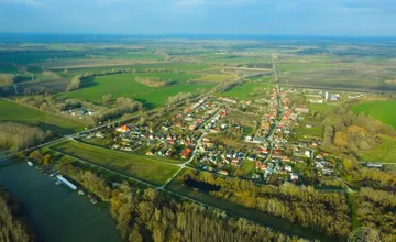 Neďaleko Dunajskej Stredy sa takmer potopil šlep s tisíc tonami pšenice, zachraňovali ho niekoľko dní