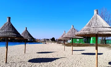 FOTO: Na Slnečných jazerách v Senci vzniká malé slovenské Tahiti