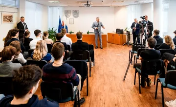 VIDEO: Po návšteve Trnavy diskutoval Fico so študentmi aj na Záhorí. Tí po debate neskrývali rozhorčenie