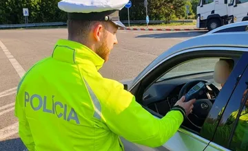 Stovky priestupkov len za štyri hodiny. Policajti v kraji rozdali vyše 200 pokút, chytili aj vodiča pod vplyvom drog