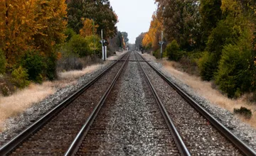 Na trati Zemianska Olča – Veľký Meder uzavrú cez víkend železničné priecestie. Vodiči, pripravte sa na obchádzky