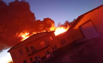 VIDEO: Po výbuchu v Moravskom Svätom Jáne začala horieť hala konzervárne. Škodu odhadli na 2,5 milióna eur