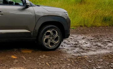 Obyvateľov malej obce pri Hlohovci trápi chýbajúca príjazdová cesta. Developer jej dokončenie niekoľkokrát posunul