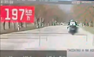 VIDEO: Motocyklista letel medzi Gabčíkovom a Ňáradom o 110 km/h viac, než je povolené. Na mieste dostal mastnú pokutu