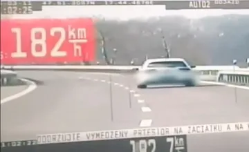 VIDEO: Mladý vodič letel pri Medveďove 182 km/h. Za hazard so životom seba aj iných zaplatil mastnú pokutu