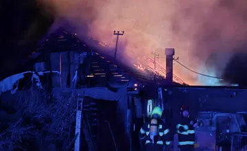 V Pustých Úľanoch zhorela strecha rodinného domu, škoda sa vyšplhala na 40-tisíc eur