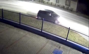 VIDEO: Trnavská polícia hľadá vodiča, ktorý môže pomôcť objasniť smrteľný trestný čin. Nespoznávate auto vo videu?