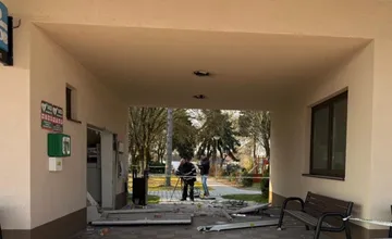 Výbuch bankomatu v Dolných Salibách: Páchatelia ho po explózii ukradli a zmizli bez stopy