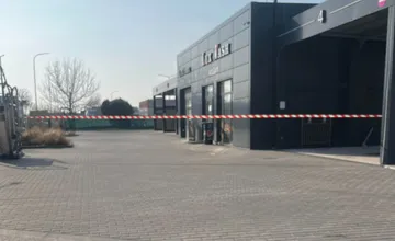 Trnavčanov zaskočil zásah polície na autoumyvárke, miesto opáskovali a dnu sa nikto nedostal