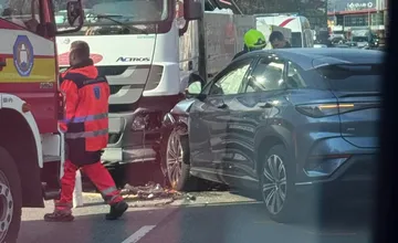 V Senici sa zrazilo osobné auto s kamiónom, úsek je neprejazdný. Na mieste zasahujú záchranné zložky