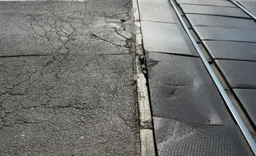 Úsek v Hlohovci sa konečne dočká rekonštrukcie. Železničné priecestie na niekoľko dní úplne uzavrú
