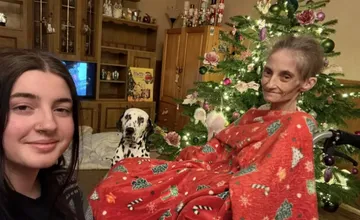 FOTO: Ninka z obce Ostrov ostala po smrti rodiny sama s dlhmi. Jej bývalá učiteľka pre ňu spustila finančnú zbierku