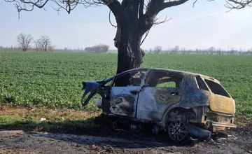 Tragická nehoda medzi Trnavou a Dolnou Krupou: Po náraze auta do stromu vozidlo vzplanulo, vodič v ňom uhorel