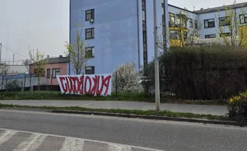 Trnavčan si pred nemocnicou všimol nezvyčajný transparent. Odkaz na plote vyvolal vzápätí vlnu podpory