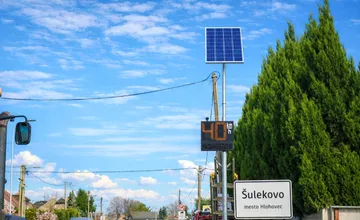 Hlohovec zvýšil bezpečnosť na cestách. Na tejto ulici dajte dole nohu z plynu, pribudol tu merač rýchlosti