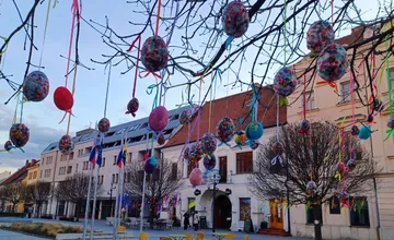 VIDEO: Mestá v Trnavskom kraji sa rozžiarili veľkonočnou výzdobou. Cítite už aj vy sviatočnú atmosféru?