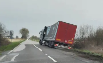 Vodiči, pozor na nehodu za obcou Čáry. Kamión skončil v priekope, jeden pruh je blokovaný