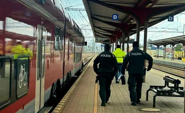 FOTO: Trnavská polícia kontrolovala železnice. Okrem priestupkov odhalila aj hľadaného muža, ktorý klamal o totožnosti