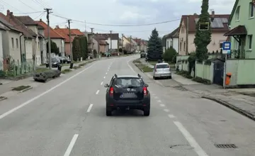 Nepozornosť vodičky v Kútoch takmer spôsobila nehodu. Rozhodla sa verejne ospravedlniť a získala obdiv miestnych