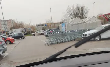 Pred obchodom v Piešťanoch zablokovali cestu košíky, vodiči ich museli obchádzať. Reakcia jedného spustila vlnu diskusie