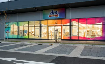 Obľúbená sieť drogérie otvorí v Kvetoslavove novú predajňu. Reťazec podporí aj vybudovanie novej autobusovej zastávky