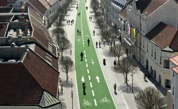 Trnavčania sa zabávajú na návrhu zeleného cyklopruhu priamo uprostred korza, niektorí mu takmer uverili