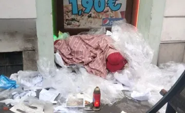 VIDEO: Priamo pred dverami podniku v Trnave spal človek bez domova obklopený odpadkami. Miestni volajú po zásahu polície