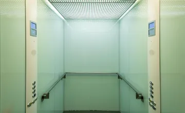 Atmosféra v bytovke v Senici sa premenila na susedské prípady. Po oprave výťahu nie je jasné, kto za ňu zaplatí