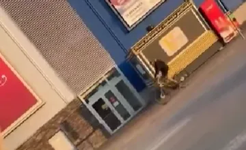 VIDEO: V Skalici zaznamenali viacero krádeží bicyklov v okolí nákupného centra. Obyvatelia varujú pred mužom z videa