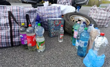 FOTO: Pri Brodskom zadržala kontrola 33 litrov alkoholu ukrytého medzi potravinami, vodič nemal doklady o jeho pôvode