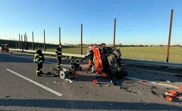 FOTO: Pri raňajšej nehode na diaľnici R7 pri Šamoríne zahynul napokon údržbár, ktorý v tom čas stál pri dodávke