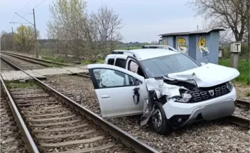 FOTO: Vodič ignoroval signál na semafore, zrazil sa s prichádzajúcim vlakom, posádka len zázrakom vyviazla bez zranení