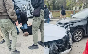 FOTO: Polícia vo Veľkom Mederi dolapila muža, ktorý autom zdemoloval námestie v Bratislave