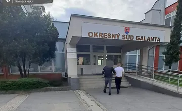 Muž obvinený z majetkovej trestnej činnosti skončil vo väzbe. V Bratislave zdemoloval námestie a ušiel polícii