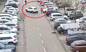 Polícia hľadá svedkov nehody na parkovisku v Piešťanoch, vodič tu nabúral do auta a ušiel